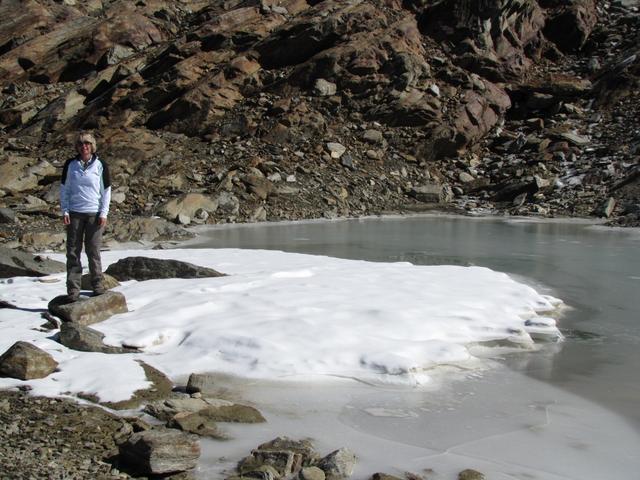 auf ca. 3200 m.ü.M. beim kleinen schon zugefrorenen Bergsee