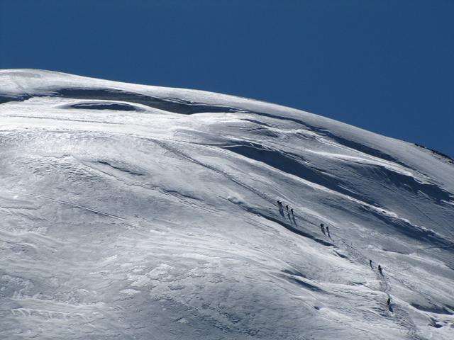 Bergsteiger beim Abstieg vom Weissmies