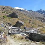 wir überqueren den kleinen Gletscherbach der Wasser vom Triftgletscher ins Tal runter führt