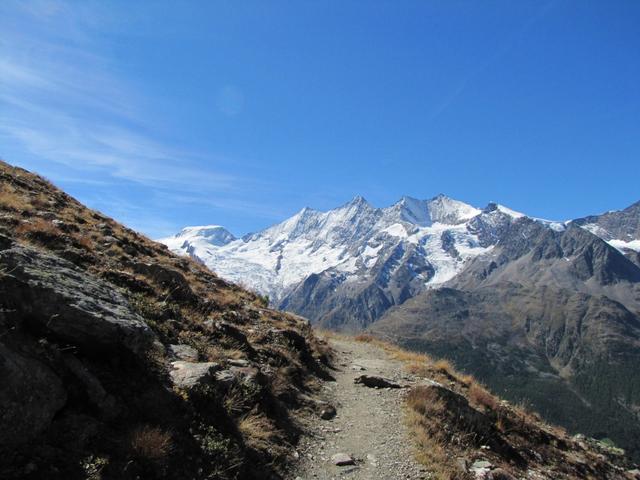 was für ein schöner Höhenweg mit einer einer traumhaften Aussicht