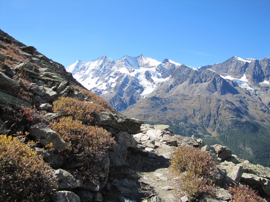 was für eine Aussicht wärend dem Wandern. Wir haben die ganze Mischabelgruppe vor unseren Augen