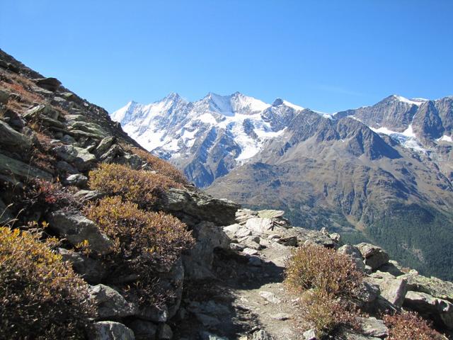 was für eine Aussicht wärend dem Wandern. Wir haben die ganze Mischabelgruppe vor unseren Augen