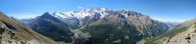 sehr schönes Breitbildfoto, Saas-Fee, fast das ganze Saas Tal und die vielen Viertausender