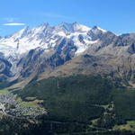 sehr schönes Breitbildfoto, Saas-Fee, fast das ganze Saas Tal und die vielen Viertausender