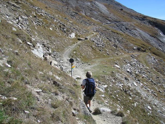 kurz nach dem Triftgrätlji eine Wegkreuzung. Wir laufen geradeaus weiter