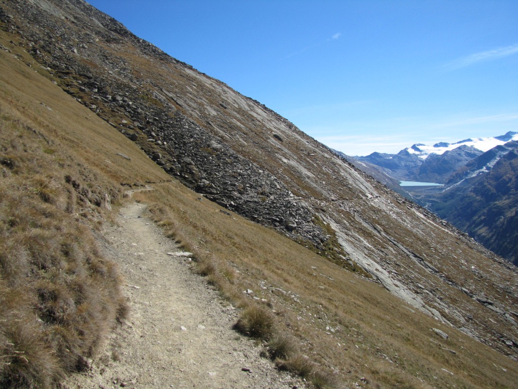 über einen breiten Wanderweg erreichen wir Punkt 2500 m.ü.M.