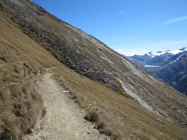 über einen breiten Wanderweg erreichen wir Punkt 2500 m.ü.M.