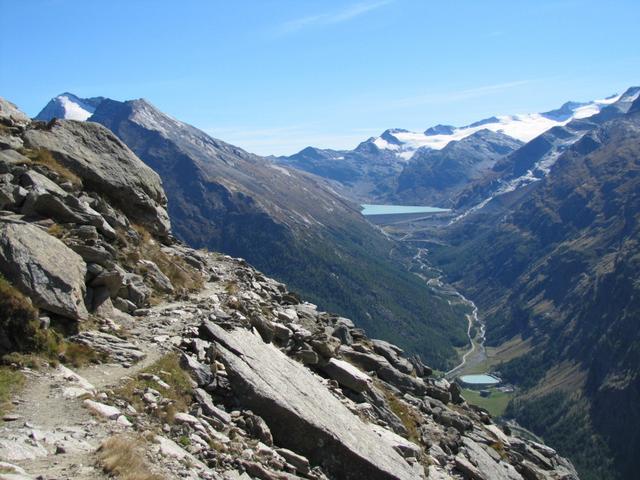 der Mattmark Stausee direkt vor uns.  Saastal mit Ausgleichsbecken Zer Meiggeru