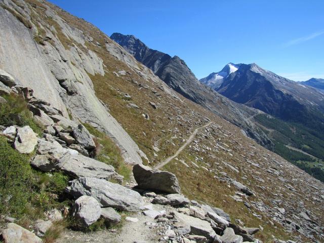 die Aussicht ändert sich nun. Direkt vor uns ist nun der Allmagelerhorn und der Stellihorn ersichtlich