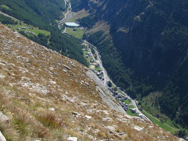 fast senkrecht geht es hier runter. Tiefblick ins Saas Tal und Saas-Almagell