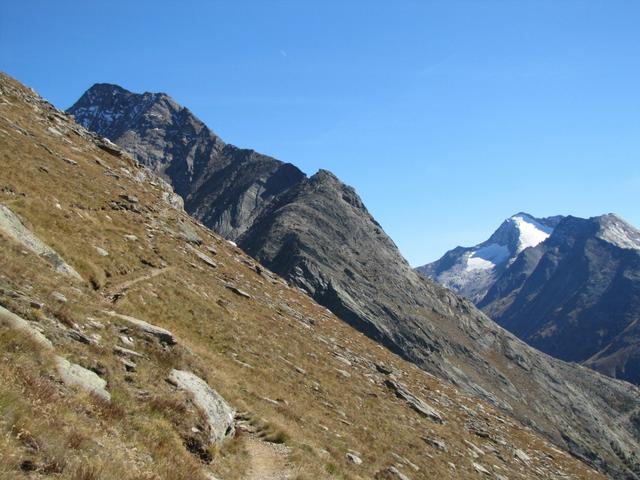 oberhalb der Weissflueh führt uns der Bergpfad weiter Richtung Almagelleralp