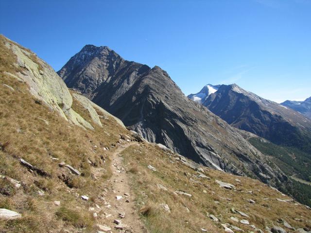 hier biegt nun der Weg links in das Almagellertal hinein. Kurz vor Punkt 2394 m.ü.M.