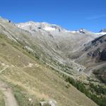 vor uns taucht nun das schöne Almagellertal auf. Sanft senkt sich der Weg Richtung Almagelleralp