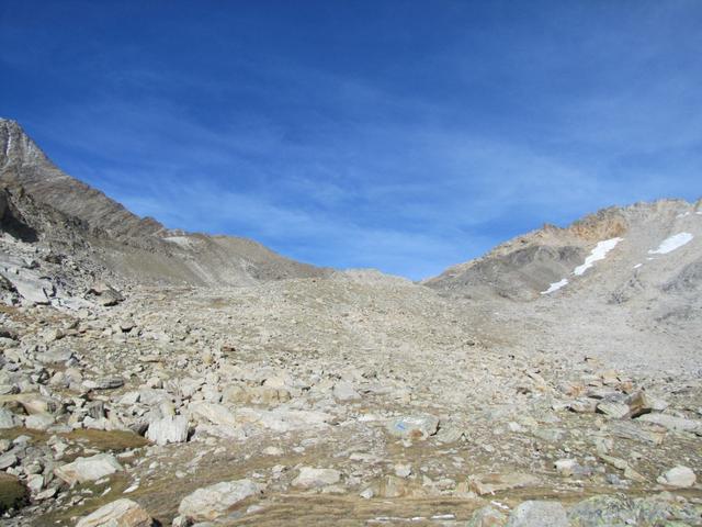 Blick hinauf zum Zwischbergenpass, der höchste wanderbare Pass der Schweiz