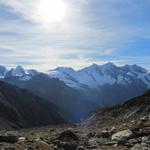 was für eine Aussicht von der Almagelleralphütte. Strahlhorn, Rimpfischhorn, Allalinhorn, Alphubel und das ganze Mischabelmass