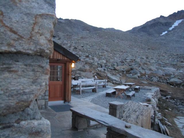 nachdem wir die sehr schöne Aussicht bestaunt hatten, ging es wieder in die warme Almagellerhütte zurück