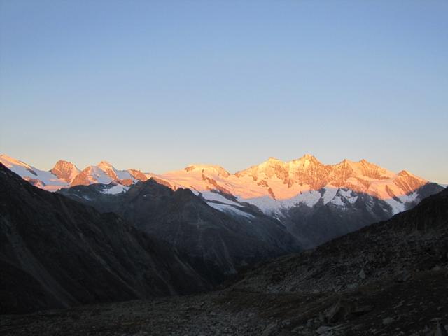 Sonnenaufgang beim Mischabelmassiv. Was für eine traumhafte Aussicht von der Almagellerhütte