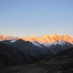 Sonnenaufgang beim Mischabelmassiv. Was für eine traumhafte Aussicht von der Almagellerhütte