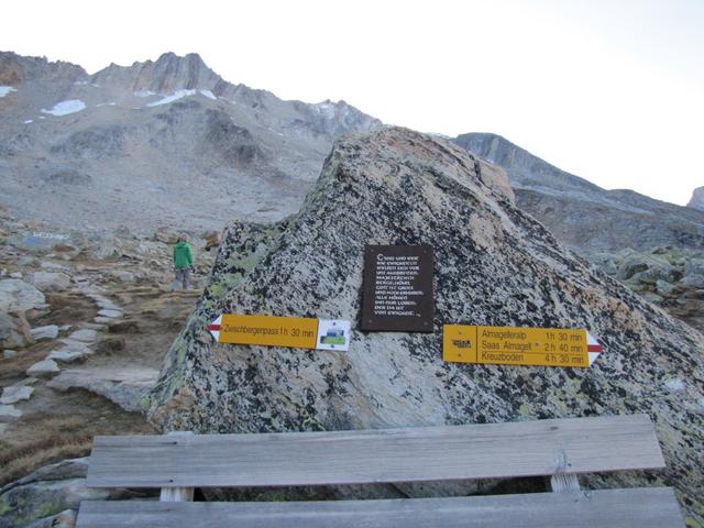 Wegweiser bei der Almagellerhütte 2894 m.ü.M. unser Ziel der Zwischbergenpass