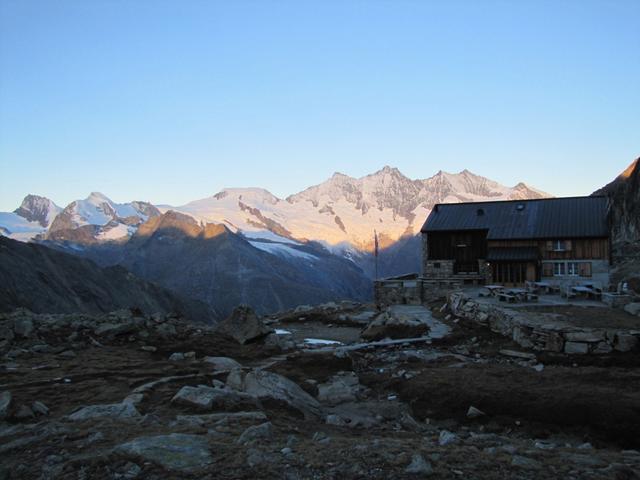 Blick zurück zur Almagellerhütte. Im Hintergrund das Mischabelmassiv
