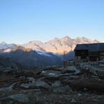 Blick zurück zur Almagellerhütte. Im Hintergrund das Mischabelmassiv