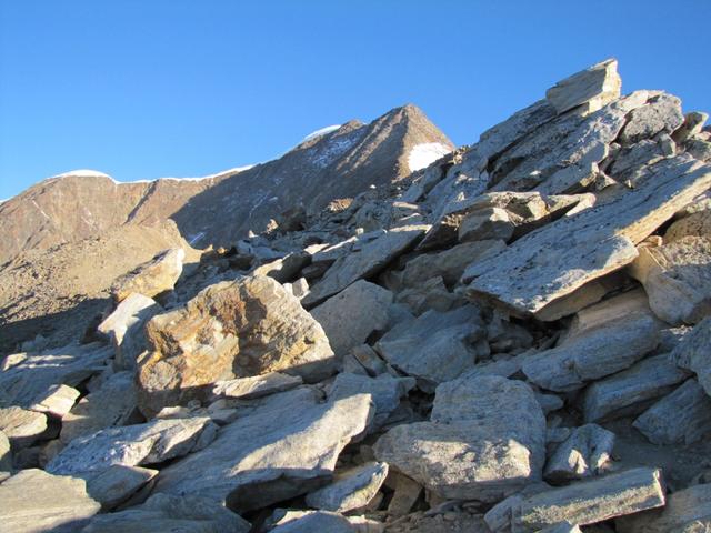 kurz unterhalb vom Grat, führt der Bergpfad nun zum Zwischbergenpass