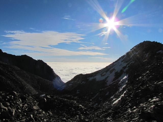 Blick auf der anderen Seite vom Zwischbergenpass. Von hier führt ein Bergpfad nach Gondo