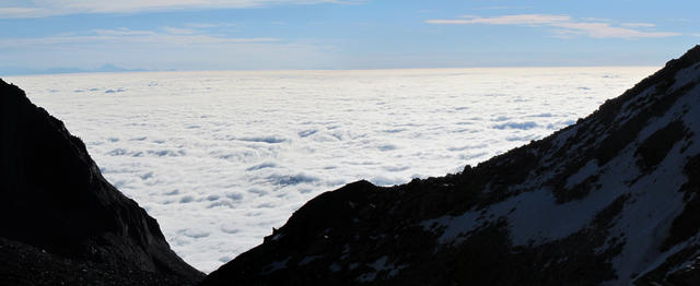 schönes Breitbildfoto. Blick nach Italien und auf eine nicht endende Nebeldecke