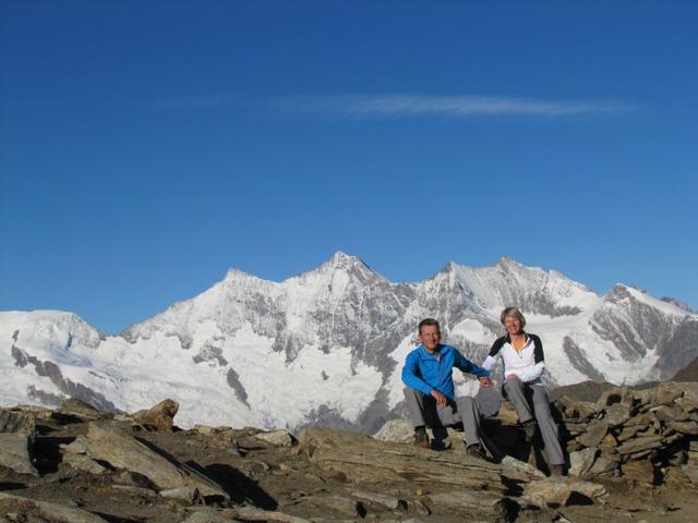 Erinnerungsfoto aufgenommen auf dem Zwischbergenpass. Mitten im Bild der Dom. Den Namen trägt er zu Ehren des Domherren von Sio