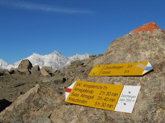 Wegweiser auf dem Zwischbergenpass, einer der höchsten wanderbarer Pass in der Schweiz 3268 m.ü.M.