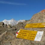 Wegweiser auf dem Zwischbergenpass, einer der höchsten wanderbarer Pass in der Schweiz 3268 m.ü.M.