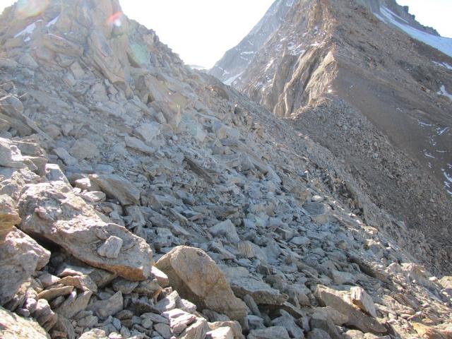 wir haben den Zwischbergenpass verlassen und laufen nun zu Punkt 3243 m.ü.M. zurück