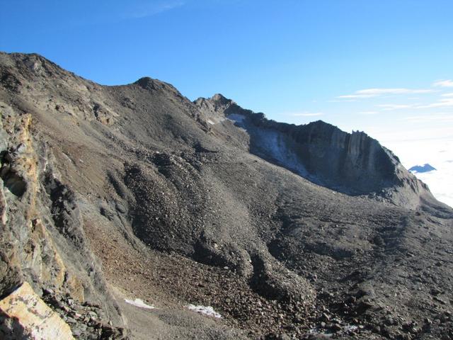 Blick auf den Zwischbergengletscher. Der Gletscher ist mit einer dicken Geröllschicht überdeckt