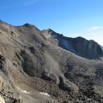 Blick auf den Zwischbergengletscher. Der Gletscher ist mit einer dicken Geröllschicht überdeckt