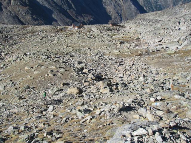 wir treten aus dem Schatten heraus in die wärmende Sonne und schauen auf die Almagellerhütte