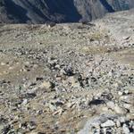 wir treten aus dem Schatten heraus in die wärmende Sonne und schauen auf die Almagellerhütte