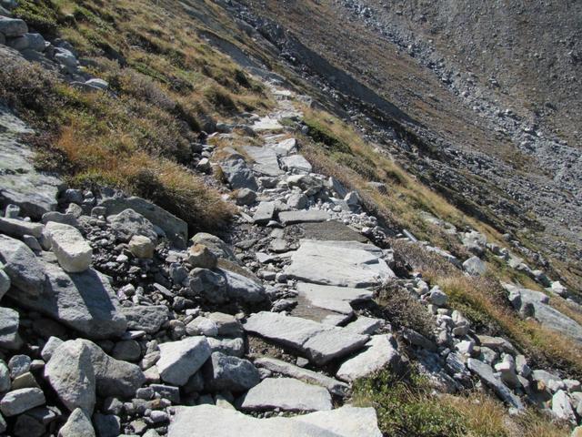 zuerst über Steinplatten bei Punkt 2561 m.ü.M....