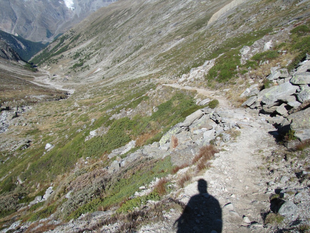 danach über einen normalen und gut erbauten Wanderweg geht es abwärts