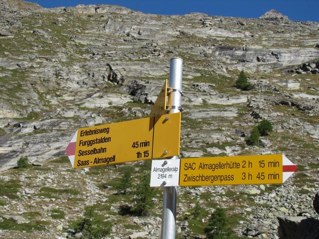 Wegweiser auf der Almagelleralp 2194 m.ü.M. unser Ziel Furggstalden