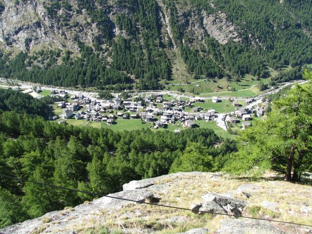 fast senkrecht geht es runter. Tiefblick nach Saas-Almagell