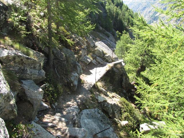 der Weg führt durch die Steilrunsen zu Füssen des Almagellerhorn