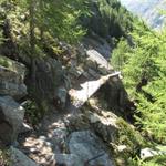 der Weg führt durch die Steilrunsen zu Füssen des Almagellerhorn