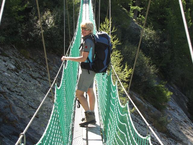 Mäusi auf der Hängebrücke