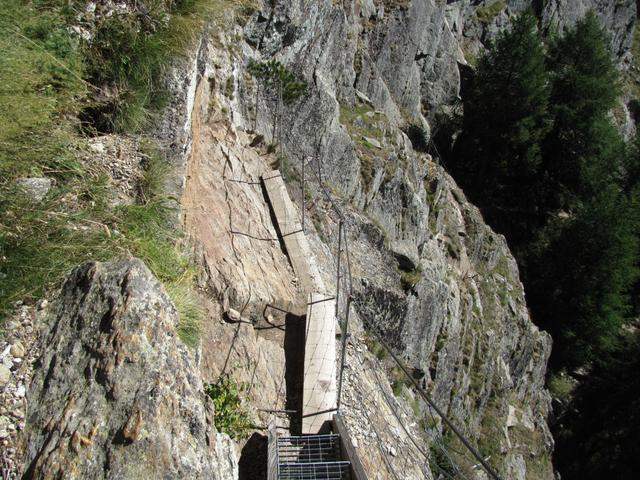 der Weg führt über steile Felsbänder. Den Erlebnisweg sollte man nur bei günstiger Witterung erleben