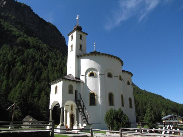 das Volumen des runden Schiffes mit dem halbrunden Chor ist riesig. Prächtig ist auch der barocke Altar