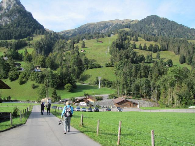 von der Hauptstrasse sind wir rechts abgebogen und hinunter zur Talstation gelaufen