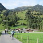 von der Hauptstrasse sind wir rechts abgebogen und hinunter zur Talstation gelaufen