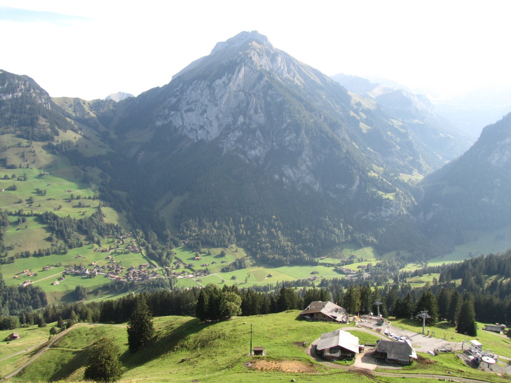 Blick hinab nach Ramslauenen und ins Kiental. Im Hintergrund der Berg mit dem komischen Namen: Wätterlatte