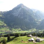 Blick hinab nach Ramslauenen und ins Kiental. Im Hintergrund der Berg mit dem komischen Namen: Wätterlatte