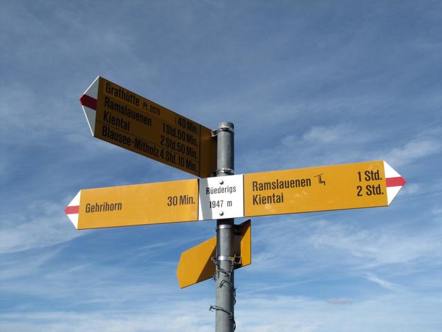 Wegweiser bei Rüederigs 1947 m.ü.M.